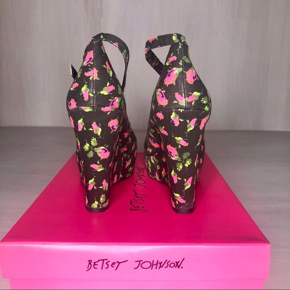 Betsey Johnson Rose Print Wedge Sandals. - Picture 5 of 5